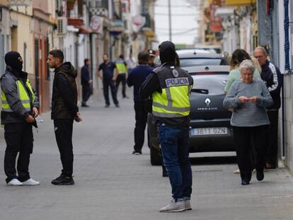 Miembros de la Policía Nacional en la calle donde vive la familia de Zouahir E. B.