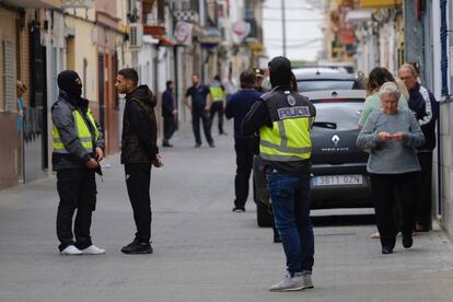 Miembros de la Policía Nacional en la calle donde vive la familia de Zouahir E. B.