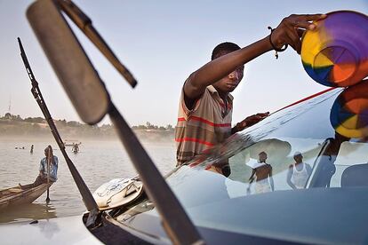 Niamey se convierte en <i>almacén</i> de frustraciones. Miles de subsaharianos que intentaron llegar a Europa se quedan aquí esperando otra oportunidad. Como J. P., de Burkina Faso, que se gana la vida lavando coches en el Níger.