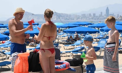 Turistas en la playa de Benidorm.