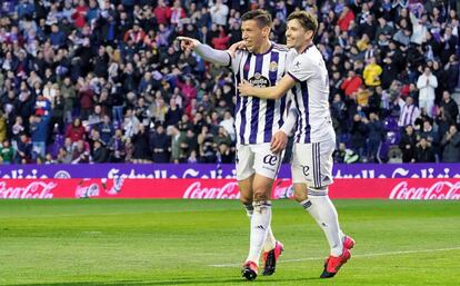 Alcaraz y Toni Villa celebran el gol del Valladolid.