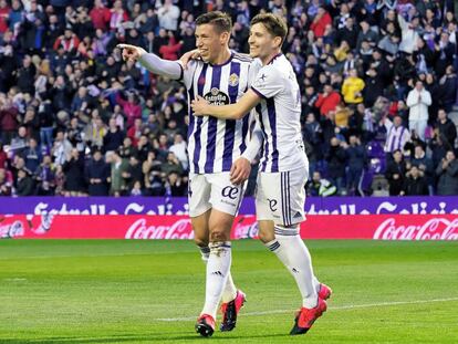 Alcaraz y Toni Villa celebran el gol del Valladolid.