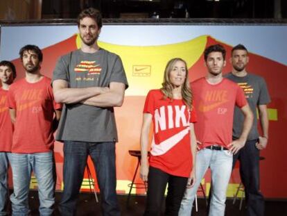 Los jugadores de la selección posan con la ropa de la firma Nike.