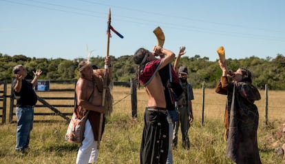 The charrúas played these "trompa" instruments to warn when danger is near.