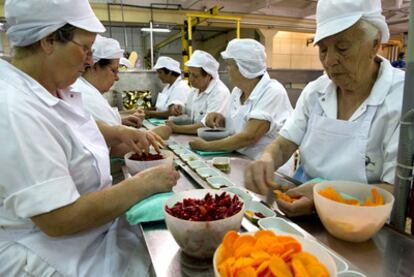 Trabajadoras, en una empresa de conservas en Oporto.