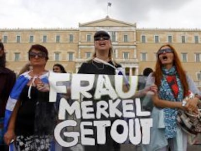 Ciudadanos griegos protestan contras las medidas de ajuste en Atenas. 