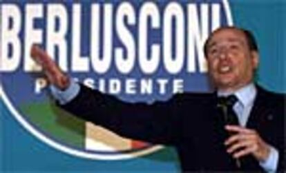 Silvio Berlusconi en un mitín en Nápoles el pasado mes de mayo, donde prometió invertir 20,3 trillones (más de 10.000 millones de euros) de liras en el sur de Italia si ganaba las elecciones.