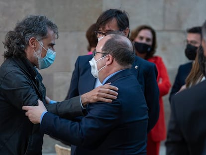 Miquel Iceta i Salvador Illa saluden Jordi Cuixart el dia de la investidura d'Aragonès.