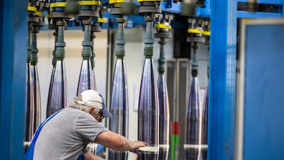 Un trabajador fabricando munición de artillería de 155 milímetros en la fábrica de Rheinmetall situada en Unterlüss (Alemania).