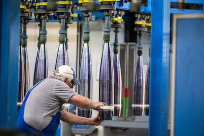 Un trabajador fabricando munición de artillería de 155 milímetros en la fábrica de Rheinmetall situada en Unterlüss (Alemania).