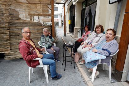 Tres vecinas de Montanejos, Pilar Monte, Amparo Montoliu y Manuela Peco, comparten aperitivo con dos turistas del Imserso.