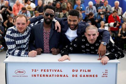 El director Ladj Ly y los miembros del reparto Alexis Manenti, Djibril Zonga y Damien Bonnard posan durante una foto para la película 'Los Miserables'.