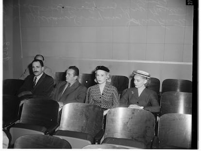John Fante (segundo por la izquierda), entre el escritor William Saroyan y Carol Saroyan, en una vista por el divorcio de estos, en Santa Mónica en 1952.
