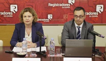 María Emilia Adán, decana del Colegio de Registradores, y Jose Miguel Tabarés, vicedecano colegial.