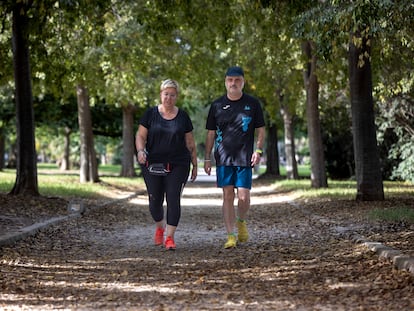 Two walkers stroll along the Cauce del Río in Valencia (Spain).