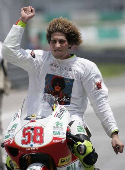 Simoncelli celebra el campeonato de 250 cc