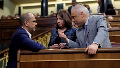 GRAF3424. MADRID (ESPAÑA), 04/07/2018.- El diputado de ERC Carles Campuzano (i), la portavoz socialista Adriana Lastra y el diputado del PSOE Rafael Simancas, conversan durante el pleno del Congreso de los Diputados, ERC y PDeCAT votarán a favor de la lista propuesta por PSOE, Unidos Podemos y PNV para renovar RTVE y de convalidar el decreto aprobado.-EFE/Juan Carlos Hidalgo