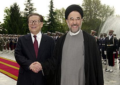 El presidente chino, Jiang Zemin (izquierda), y su homólogo iraní, Mohamed Jatamí, en Teherán.