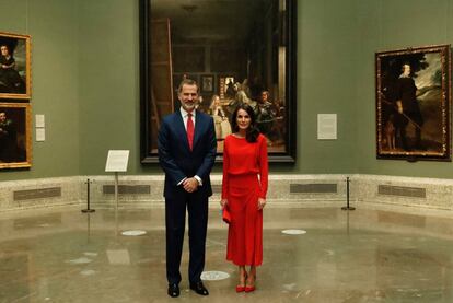 Los reyes Felipe VI y Letizia delante de 'Las meninas', de Diego Velázquez, en el Museo del Prado, en enero de 2023.