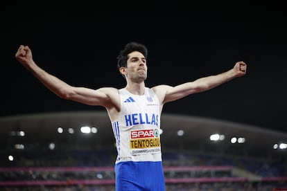 Miltiadis Tentoglou celebra tras ganar el oro en el salto de longitud.