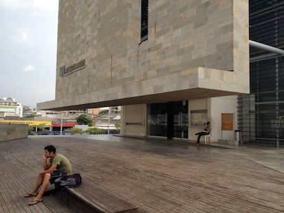 Un hombre en una banca afuera del Museo del Caribe, en Barranquilla (Colombia).