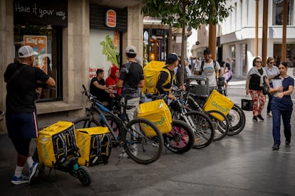 Unos repartidores de Glovo en Sevilla la semana pasada. 