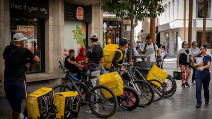 Repartidores de Glovo en Sevilla, en mayo en 2024.