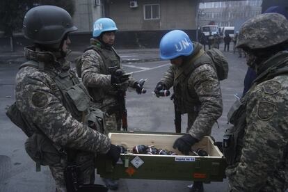 Soldados kazajos seleccionan granadas de destello mientras se preparan para detener a los manifestantes, el día 6 en Almaty. Tras varios días de especulaciones sobre quién está detrás de los disturbios, se informó de la detención por "alta traición" del exjefe del Comité de Seguridad Nacional (CSN) Karim Masímov, destituido junto al resto del Gobierno el día 5.