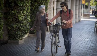 Marta Ferrusola passeja amb el seu fill. 