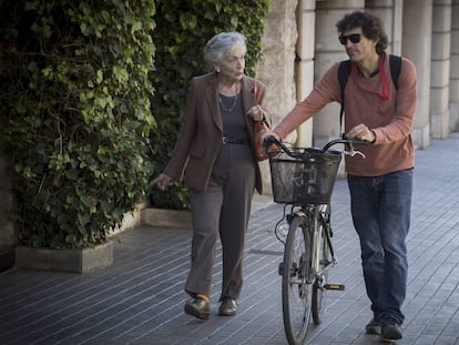 Marta Ferrusola passeja amb el seu fill. 