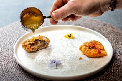 Croquetas de rabo de toro con mermelada de piparras. 