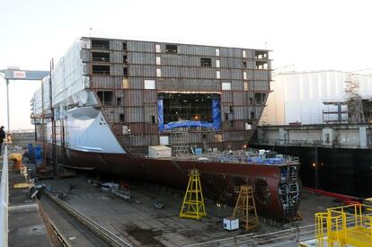 Construcción del barco, bloque por bloque, en dique seco.