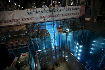 La Autoridad Reguladora de lo Nuclear (NRA) japonesa asegura que se tomarán todas las precauciones con la vuelta al uso de la energía atómica. “Un desastre como el que ocurrió en Fukushima no se repetirá”, ha asegurado su director, Shunichi Tanaka, al diario Nikkei Shimbun. En la imagen, empleados de la compañía Kyushu Electric Power cargan barras de combustible de uranio en el reactor que se va a poner en funcionamiento.