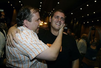 Albert Rivera celebra con los afiliados del partido su reelección como presidente de Ciutadans en el 2º Congreso celebrado en L'Hosptalet.1 de julio de 2007.