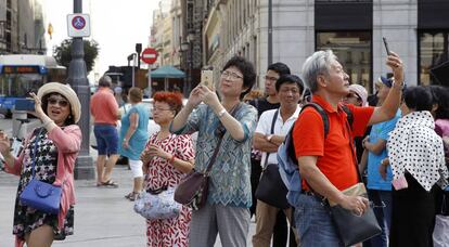 Un grupo de turistas, en la ciudad de Madrid.