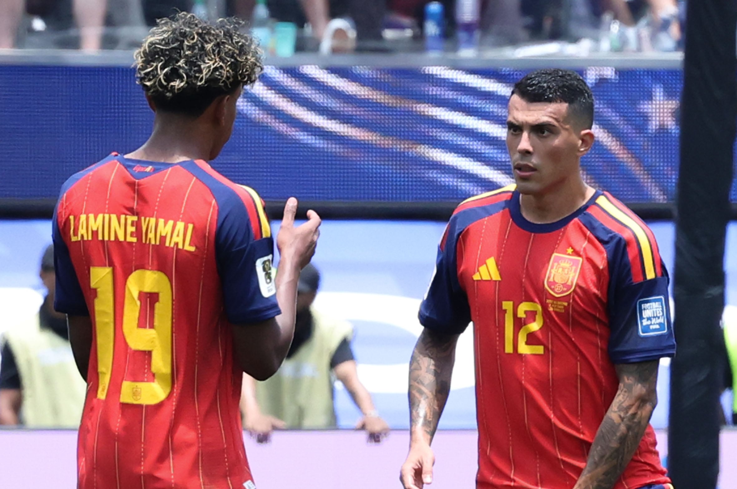 Lamine habla con Porro, en el duelo ante Austria. 