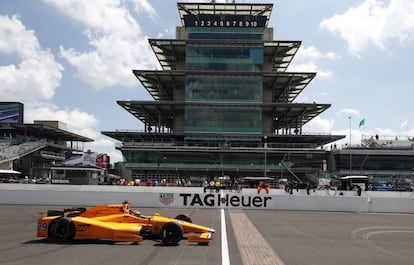 Alonso cruza la meta en el óvalo de las 500 Millas de Indianápolis.
