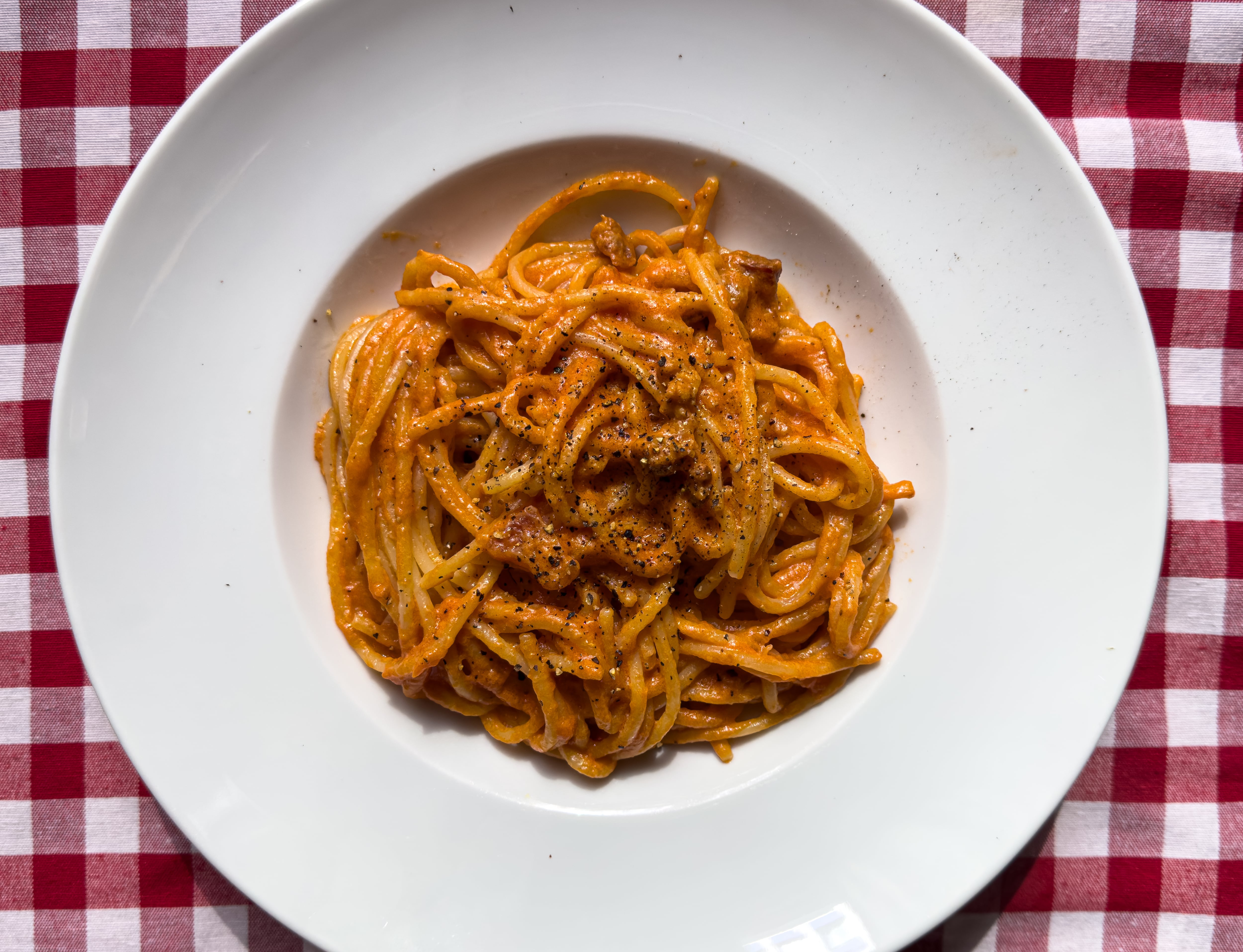 Pasta alla zozzona, una fantasía entre la carbonara y la ‘amatriciana’