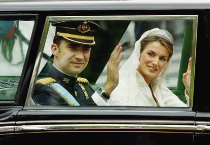 La Casa Real descartó el carruaje de caballos para el recorrido nupcial por las calles de Madrid tras la boda. Se optó, en cambio, por un coche cubierto.