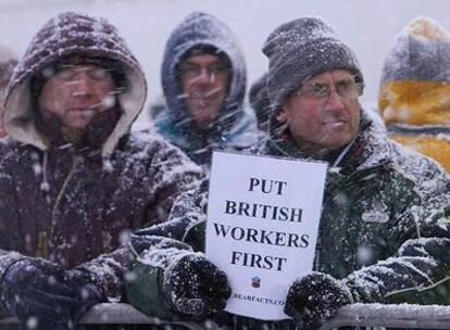 Un manifestante en la refinería Lindsey, con un cartel en el que se lee: "Preferencia para los trabajadores británicos".