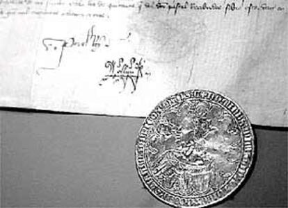 Documento de 1383 y pieza de oro del rey Carlos III de Navarra que se exponen en la muestra.
