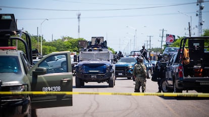 Autoridades aseguran la zona de un enfrentamiento en Culiacán, en septiembre de 2024.