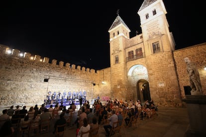 La programación de 'La Noche del Patrimonio' se llevará a cabo en las 15 ciudades de forma simultánea. En la imagen, representación en la Puerta de la Bisagra (Toledo).