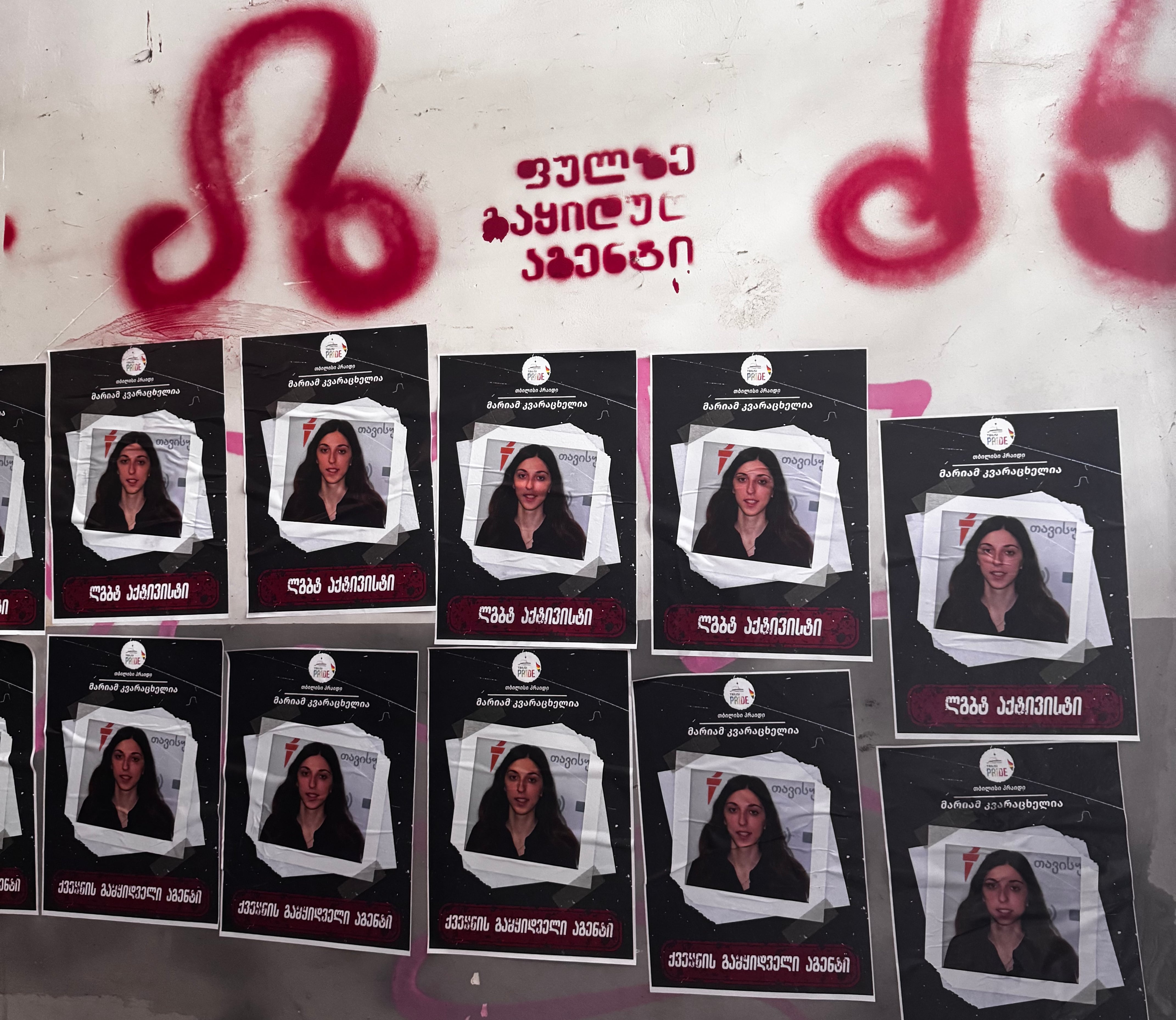 Carteles de señalamiento contra la activista queer Mariami Kvaratskhelia pegados en el interior de su casa por militantes de ultraderecha.