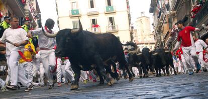 Los toros a su llegada a la curva de la calle Mercaderes con Estafeta.