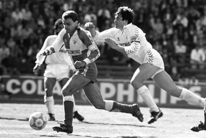 Esteve Fradera corre junto a Camacho en un partido entre el Sabadell y el Real Madrid en 1988.