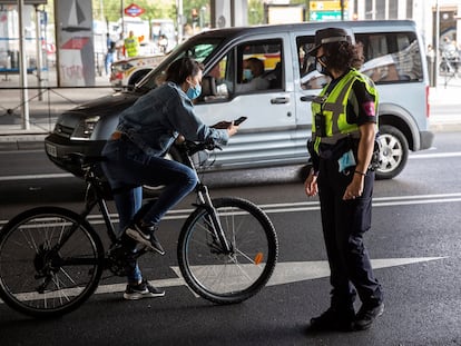 Un control de la Policía Municipal, en Puente de Vallecas, el pasado 23 de septiembre.