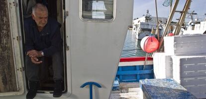 Juan Hernández Luque, maquinista del pesquero Nuevo Cabo Negro, en el puerto de Barbate ( Cádiz).