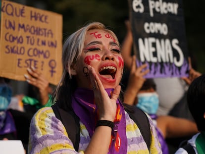 Una mujer grita en la marcha por el Día Internacional para la Eliminación de la Violencia contra las Mujeres en la Ciudad de México el pasado jueves.
