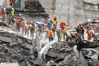 Los equipos de rescate en un edificio derrumbado.